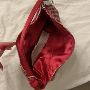 Glittrig mini väska - Fin mindre väska från mango som inte kommit till användning. Nyskick❣️