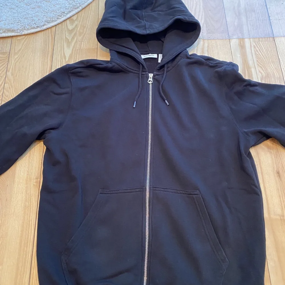 Weekday svart hoodie standard zip i strl S, superfint skick. Som ny. Endast använd fåtal gånger.. Hoodies.