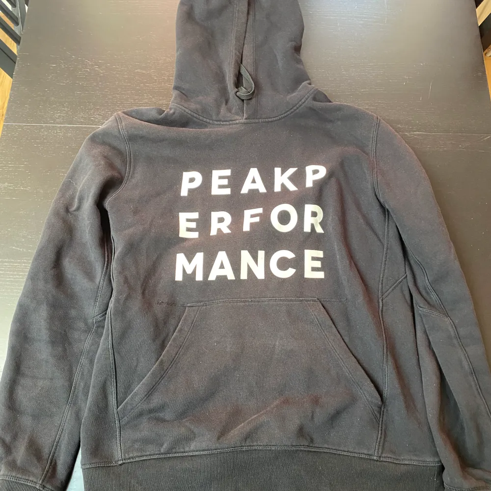 En huvtröja från Peak i fint skick. Bra färg som passar till mycket andra färger.. Hoodies.