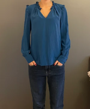 Blå blus  - Blå blus från Style Butler - storlek 40 - jätte fint skick - jag är 171cm - vid frågor eller funderingar är det bara att skriva!🩵