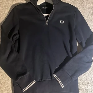 Fred Perry Half zip - Säljer min skitsnygga fredperry half zip tröja i toppskick. Retail:1600