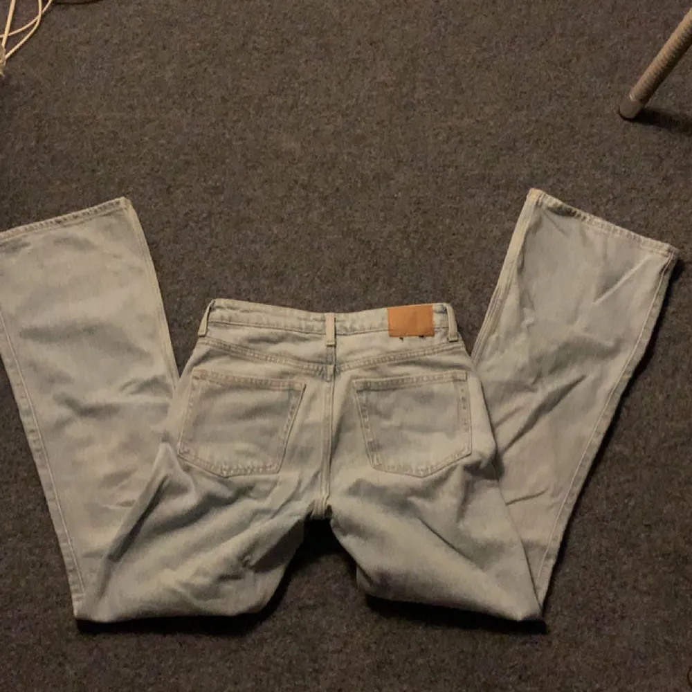 Säljer mina Weekday jeans då de blivit för korta! Pris kan diskuteras, original pris 590kr💓De är högmidjade!. Jeans & Byxor.