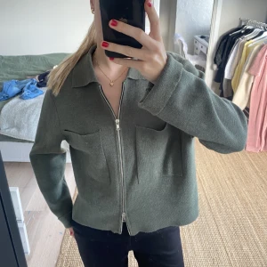 Kofta/tröja Åhléns  - Kofta från Åhléns. Sparsamt använd i fint skick. Köparen står för frakt. 🥰