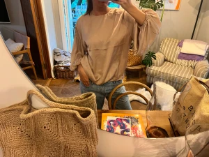 Söt blus  - Söt blus, perfekt till en finare middag. Mindre i storleken. Helt oanvänd 