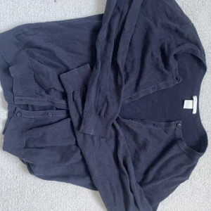 H&M kofta - Jättefin kofta från h&m som tyvärr inte kommer till någon användning💙Storlek M men sitter fint på mig som brukar ha S i tröjor, frakt tillkommer 