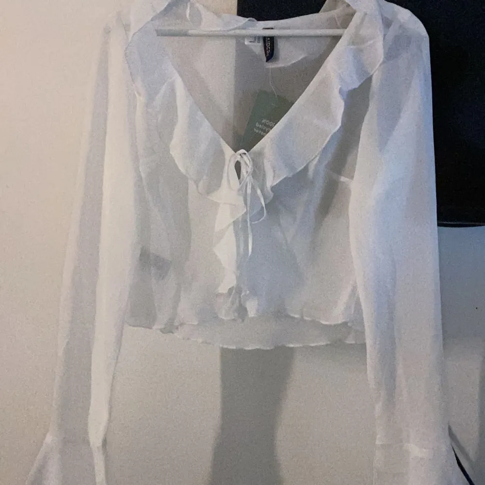 Super gullig topp frĂ„n hm, aldrig anvĂ€nd! Prislapp kvarđ€ Storlek M men sitter mer som en S. YlĂ€osat.