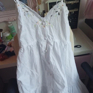 Klänning - Vit klänning me fina detaljer💋