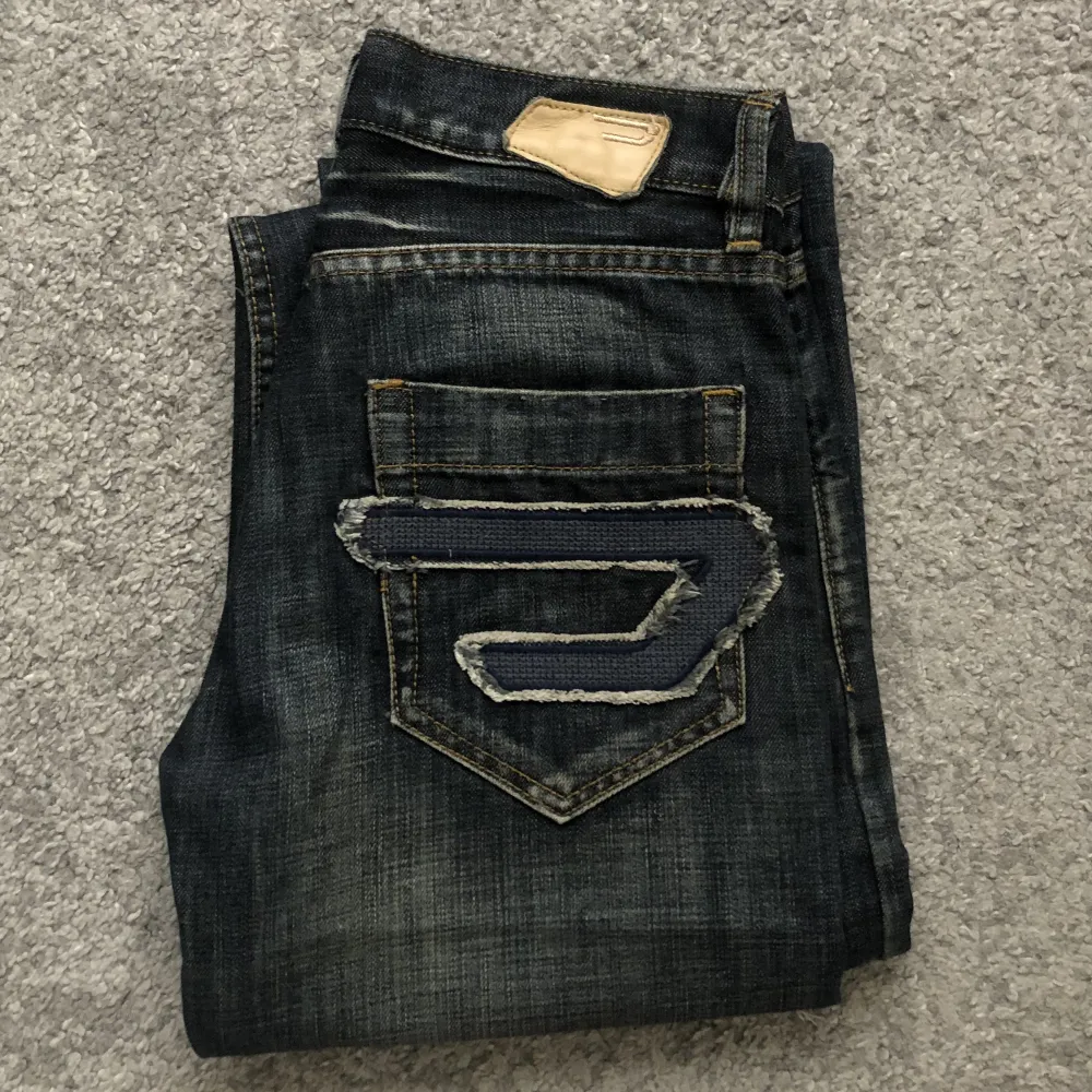 Diesel Jeans med snygg detalj på bakfickan. För stora för mig. Köpta second hand. Storlek 28. . Jeans & Byxor.