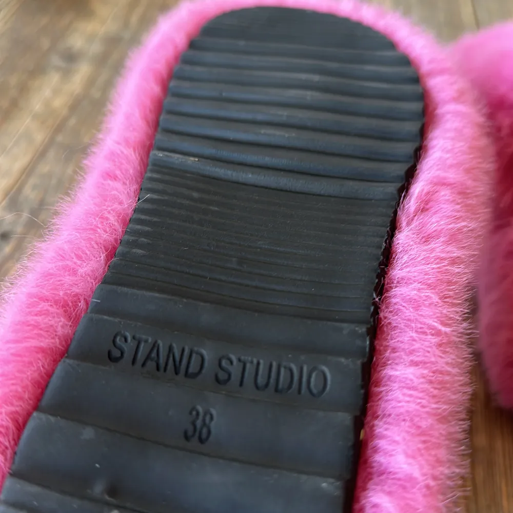 Näst intill oanvända rosa tofflor från Stand Studio.  Fauxfur och läder. . Skor.