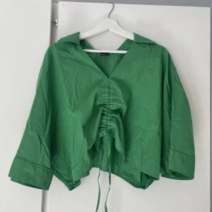 Blus - Justerbar blus från Ginatricot. Storlek S