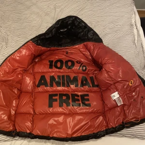 Save The Duck jacka - Aldrig använd/ säljer pågrund av att jag inte trivs i den, köpt för 3000kr