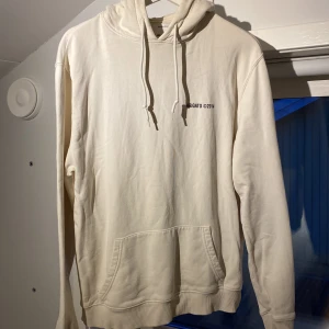Arigato hoodie - Beige Arigato hoodie i strlk S. Inga större flaws förutom ett litet hål vid fram fickan.