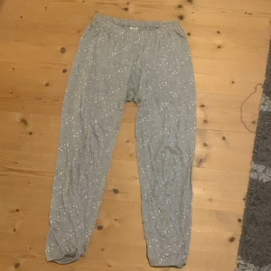 Pyjamas byxor  - Ett par grå pyjamas byxor med stjärnor och måne på haft  lite då o då inte på ett tag dock. 