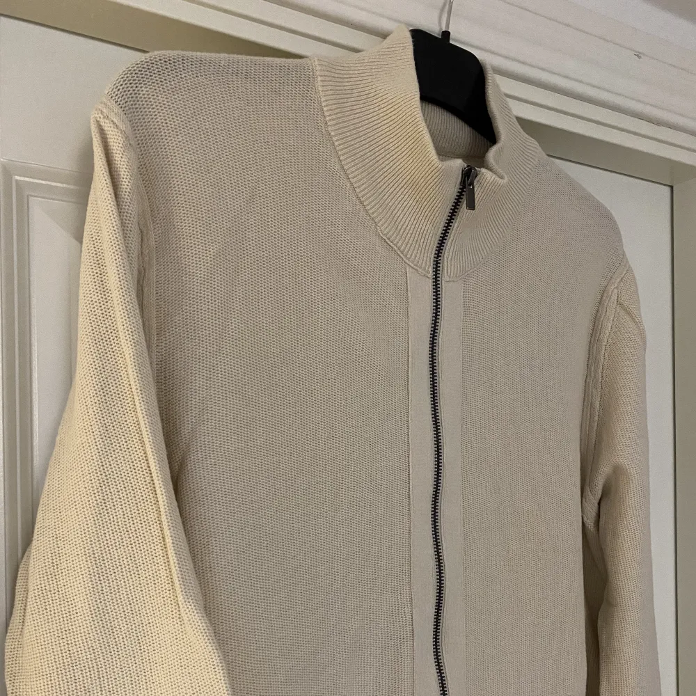 Tunnt stickad zip-tröja i trendig beige färg. Passar perfekt över skjorta eller pique. Tröjan är knappt använd😄. Tröjor & Koftor.