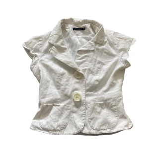 Office top - Har ett hål på insidan syns på sista bilden. Har även en liten fläck på insidan (kan skicka bild). Står storlek 38 men sitter mer som en 36-38. Kontakta vid intresse <3