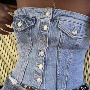 Jeanstopp från zara  - Säljer denna superfina topp från zara som är använd en gång, finns inte att köpa på hemsidan längre 💕💕