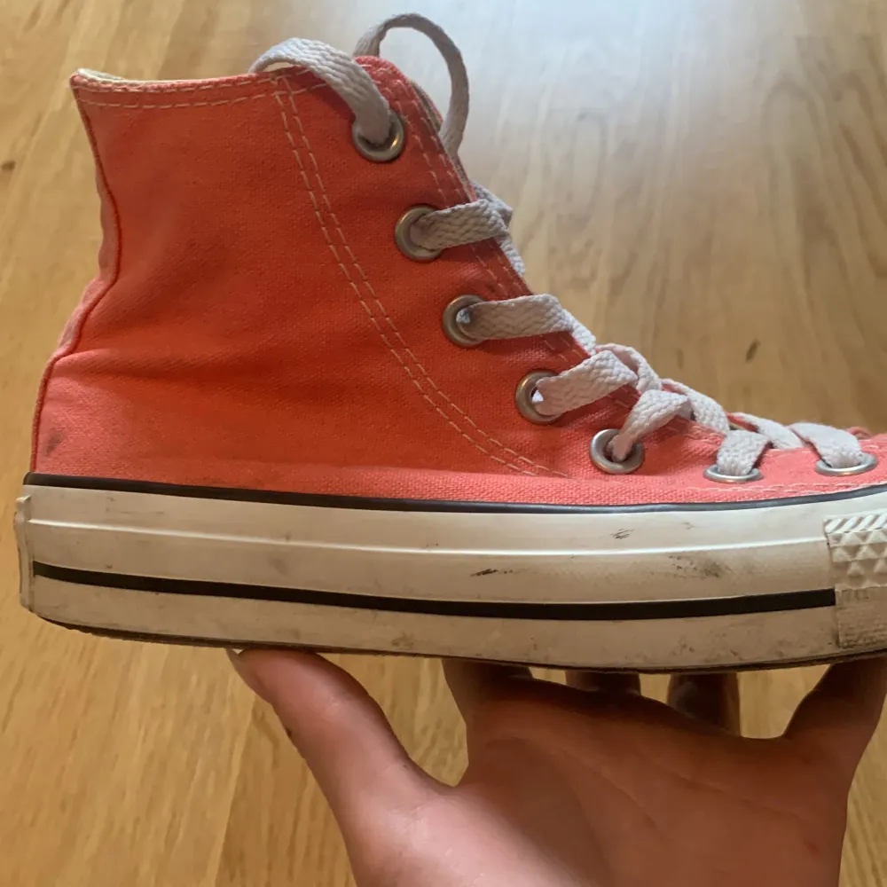 Säljer mina rosa höga Converse då de inte passar längre. Har använt mycket, lite smutsiga, kolla 2:a bilden. Köpt från Sellpy men de är självklart äkta. Är du intresserad, vill ha fler bilder eller har frågor tveka inte på att kontakta mig!💕. Skor.