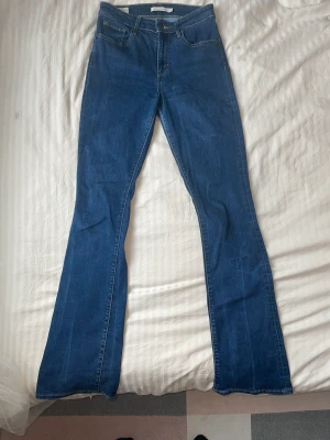 Levi’s Bootcut Jeans - Säljer mina favoritjeans då de blivit för små, riktigt kap! Sitter supersnyggt vid rumpan och midjan, samt perfekt utsvängda inte för mycket. Inköpta för 1249kr