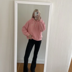 Hoodie - Ljusrosa hoodie i fint skick! Passar XS-S!💞🩷🌸