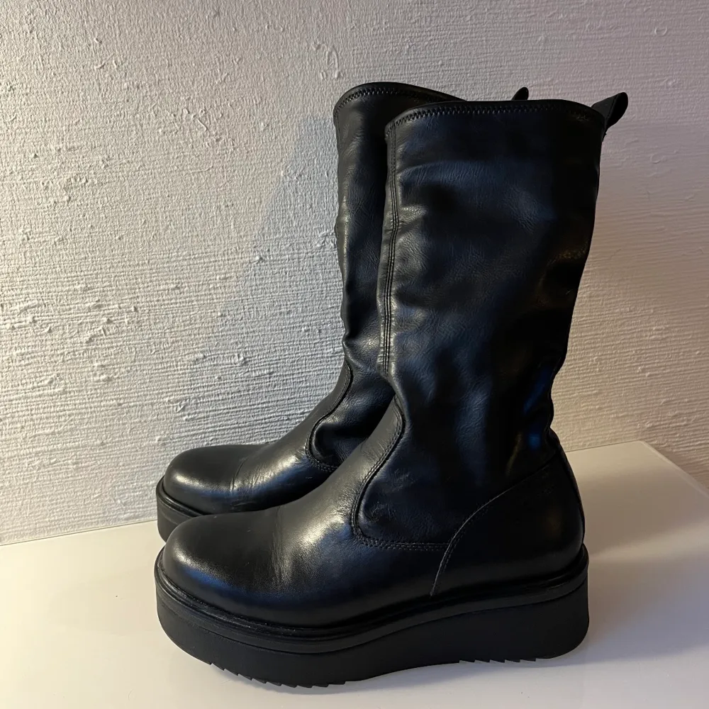 Coola läder boots från Vagabond!  Använda fåtal gånger, äkta läder, säljes pga utrensning🖤. Skor.