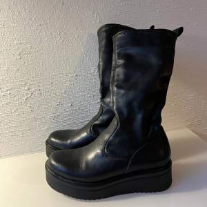 Coola läder boots från Vagabond!  Använda fåtal gånger, äkta läder, säljes pga utrensning🖤