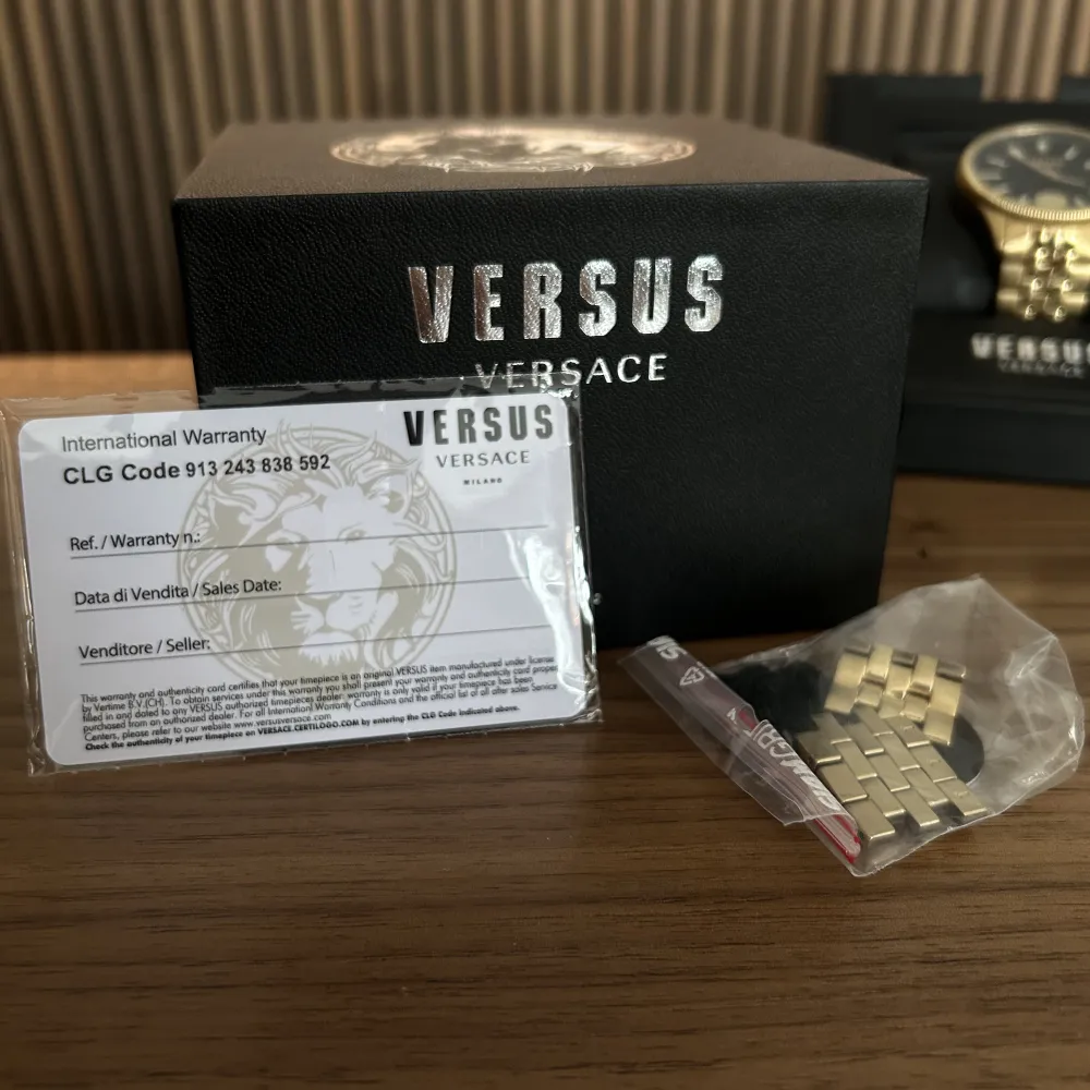Versus Versace klocka guld/svart  Skick 9/10  Vårat pris: 999kr  Nypris 2700kr  Länkar och certifikat samt box medföljer  Allt på klockan fungerar som det ska. Accessoarer.
