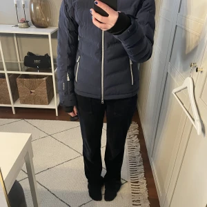 Skidjacka från J.Lindeberg  - Superfin blå skidjacka från J.Lindeberg i storlek xs. Använd en säsong så inga synliga tecken på användning💓köpt för ca. 2000kr, säljer för 700kr+frakt💓skriv för fler bilder!