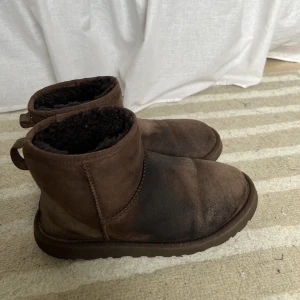 Ugg mini - Ugg mini brun, använda men har mycket kvar att ge!! Storlek 39