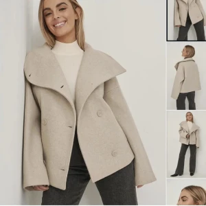 NA-KD beige kappa - Säljer min NA-KD kappa, varsamt använd, helt slutsåld på hemsidan, ny pris 1000kr 