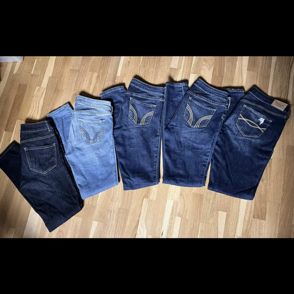 Paket med 5par jeans, 200kr för alla.  Storlek 27”, 36, S  1par Lindex, 3par Hollister, 1par Abercrombie. Jeans & Byxor.