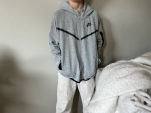 Grå Nike tech fleece junior medium  - Grå Nike tech fleece i mycket bra skick. 
