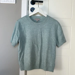 Stickad t-shirt💓 - Super fin turkos/ grönblå stickad t-shirt från H&m. Endast använd 2 gånger, Storlek M men funkar S och möjligtvis Xs, kanske lite stor för Xs.  Nypris var 199kr. Köparen står för frakt💓