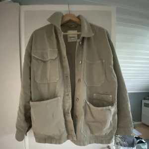 jacka - Jättesnygg jacka från Pull & Bear som passar perfekt nu till hösten, använd ett fåtal gånger! Fläcken på andra bilden går lätt att tvätta bort 🍒