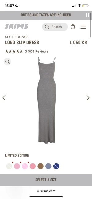 Grå skims klänning - Grå skimsklänning i storlek M men insydd till en XS/S, så den sitter perfekt på någon i storlek 34/36! Älskar den men behöver pengar så uppskattar snabb affär 🩷skriv för egna bilder för att se sömmar 