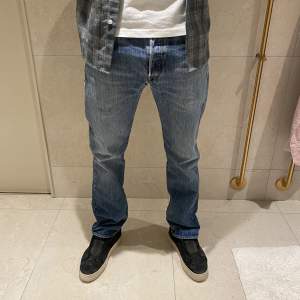 Levi’s vintage jeans 501 modellen är 185 väger 70 kg