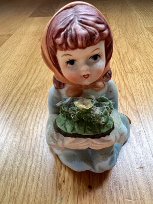 Prydnadsfigur - Köpt på loppis.  Köpte den på en loppis men nästan aldrig kommit till användning även om den ser äcklig ut men går säkert att rengöra för den händige. Väldigt fin annars!