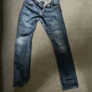 Snygga blå slim fit jeans, modell 511 från Levis. 