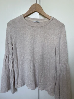 Beige volangtröja - Storlek S från Only 🤍 Köparen står för frakt 