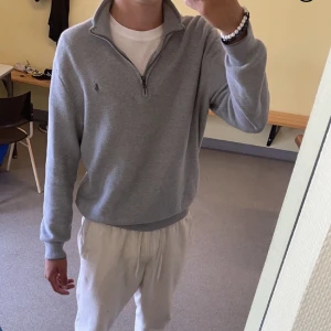 Polo raulp lauren zip - Skit snygg tröja med mycket gott skick 9/10 inga skador alls, pris på 500 vid snabb affär, hör av dig vid ngn fråga osv, original pris 2000, lägg bud:)
