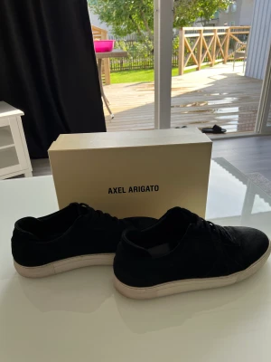 Axel Arigato skor - Ett par fräscha svarta skor som har använts ett par gånger, dom är i bra skick och är äkta, köpte dom för 2500 och säljer för cirka 1000, Storleken är 46,5 