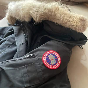 Canada Goose äkta  - Säljer min Canada Goose jacka till billigare pris då den tappat lite färg och har slitningar på armarna. Annars bra skick! Kan skicka fler bilder 