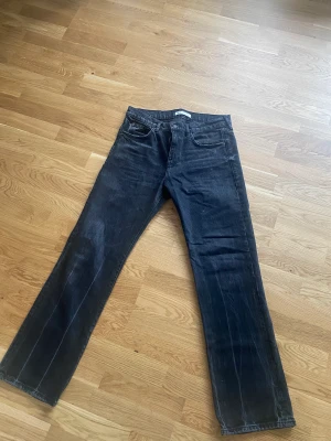 Zara jeans  - Säljer pga för stora, använda fåtal gånger. Lite lagom Loose fit. Storlek 42, skick 8/10. 