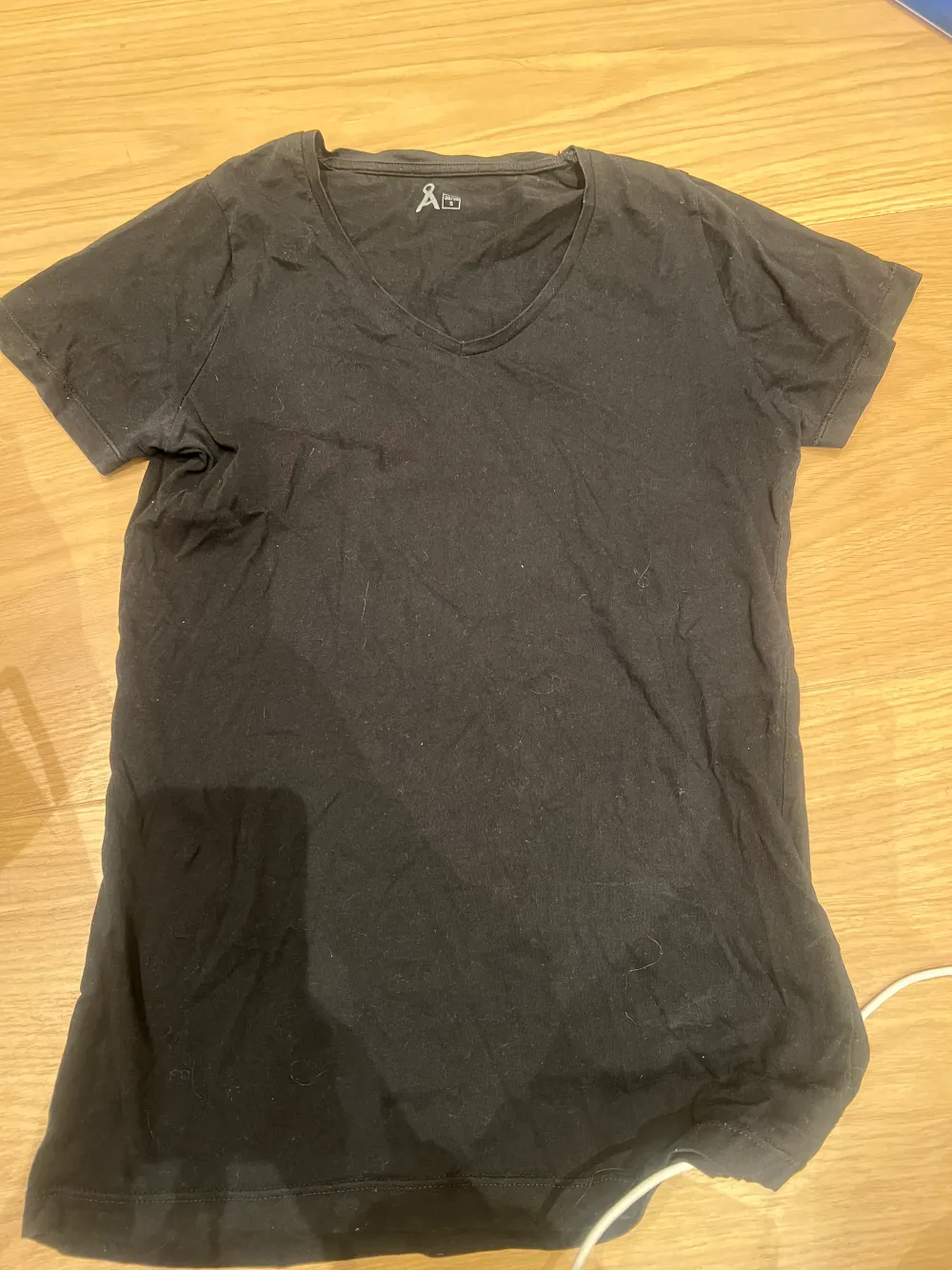 Säljer en basic svart t-shirt från Åhléns. Den kommer inte till användning för mig längre. Köparen står för frakten💕. T-shirts.