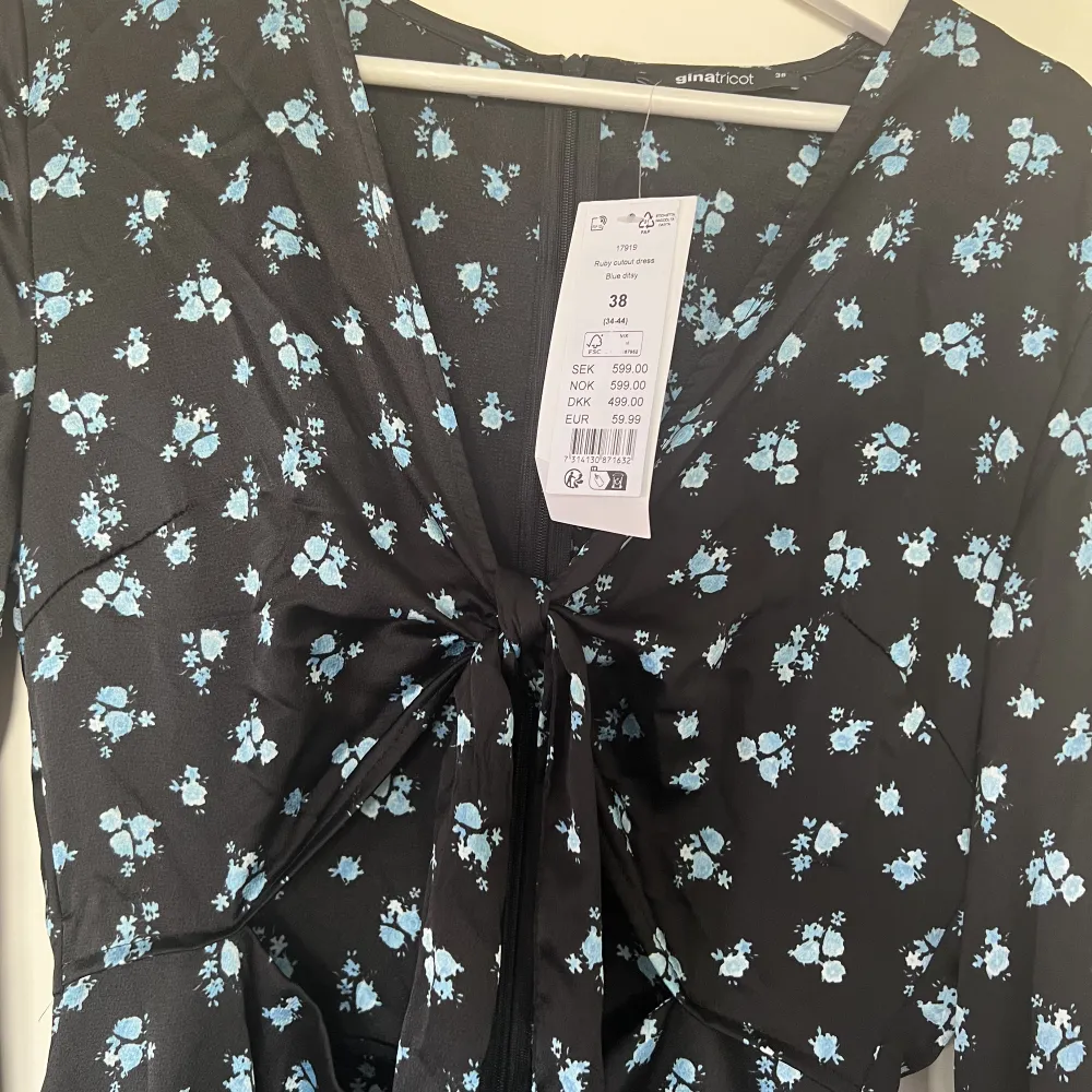 En superfin klänning från Ginatricot! Storlek 38, helt ny prislapp kvar ord pris 599kr. Från Ginatricot   Säljer pga för liten för mig. Klänningar.