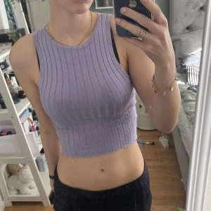 Linne från h&m - Lila croptop, strl xxs men passar mig som har s, den är stretchig!