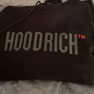 Hoodrich  - Hoodrich hoodie i ny skick 