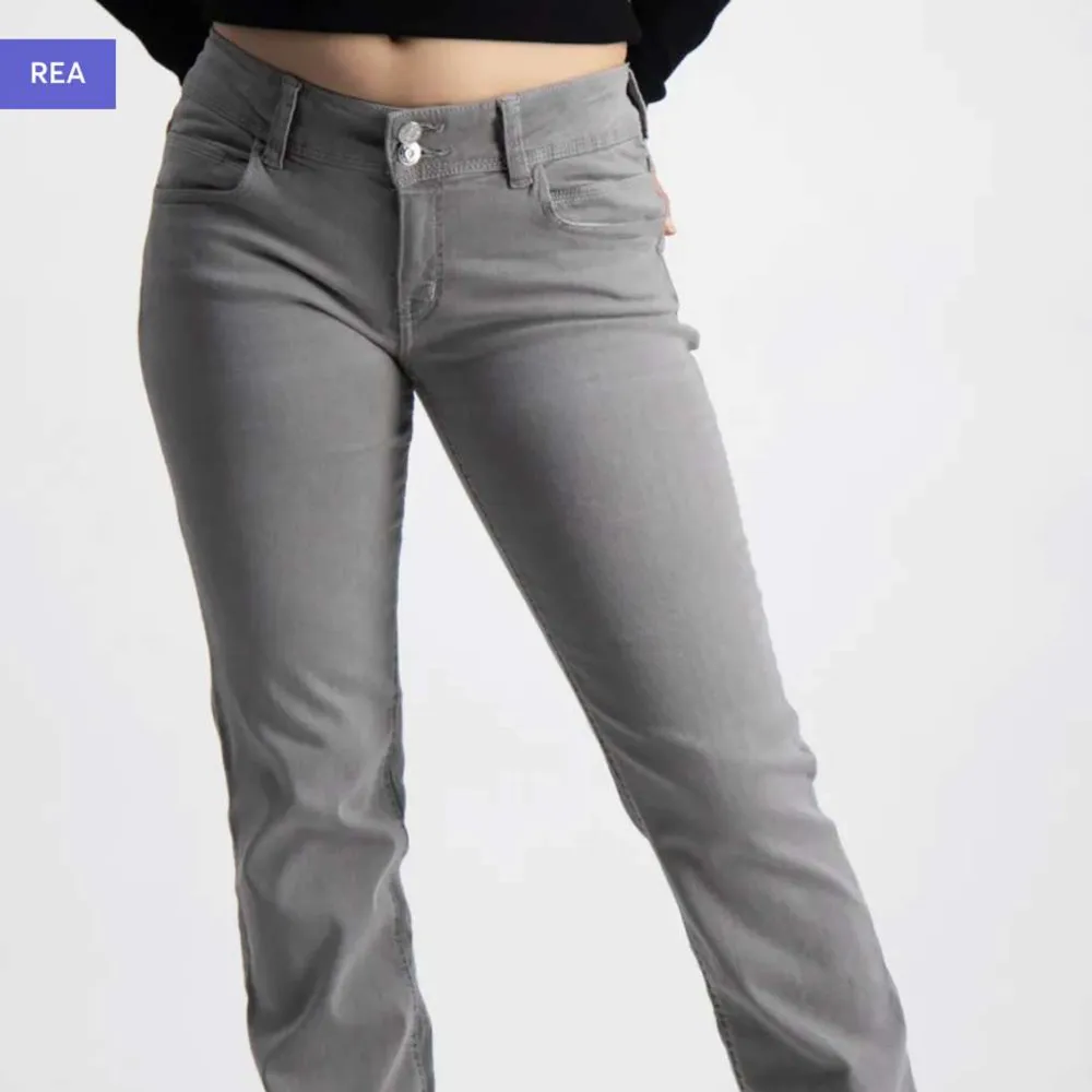 Söker dessa gina grå lowwaist flare jeans i storlek 164cm💓. Jeans & Byxor.