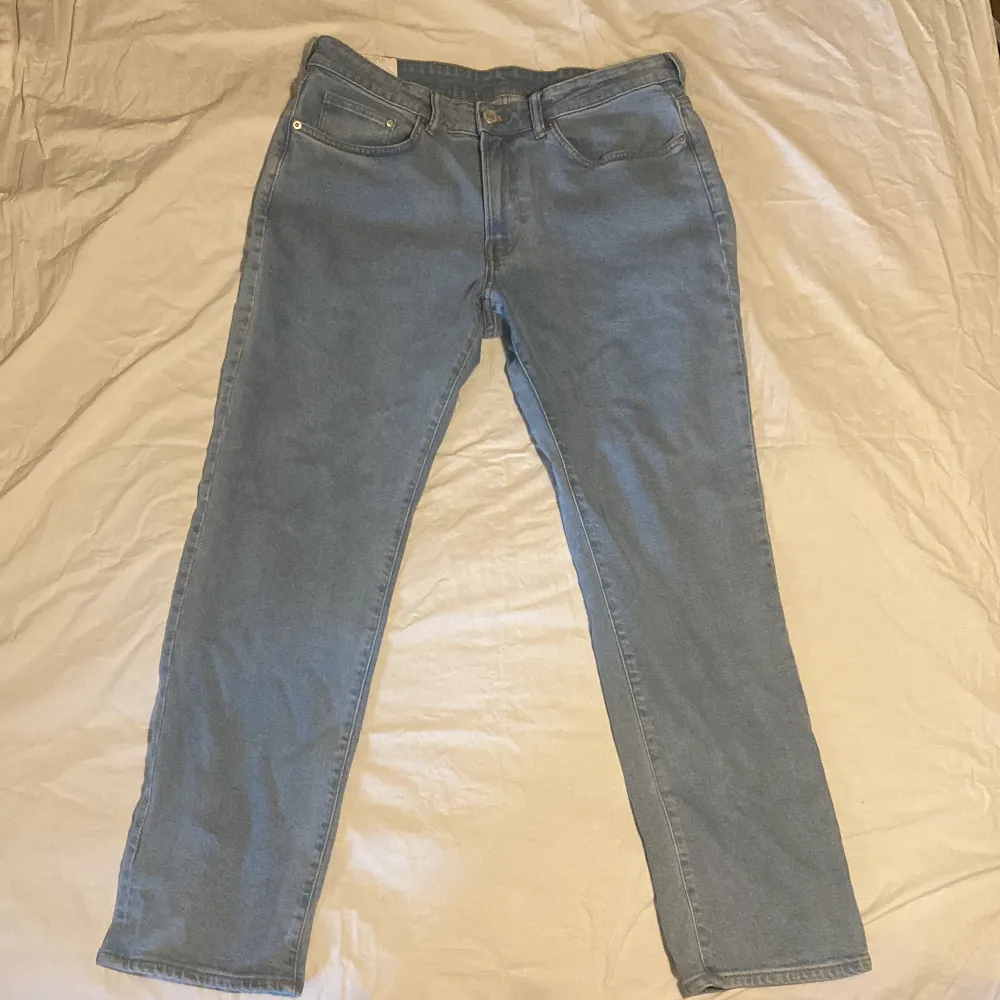 Blå HM jeans i Regular Fit. I 9/10 skick. I storlek 33\30. Inga fläckar eller hål. Skriv om det är några frågor!. Jeans & Byxor.