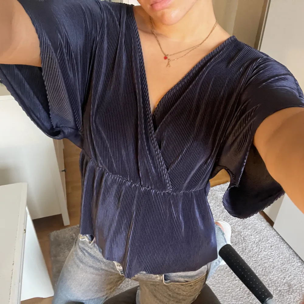 jättefin blus från vero moda💕💕💕aldrig använd . Puserot.