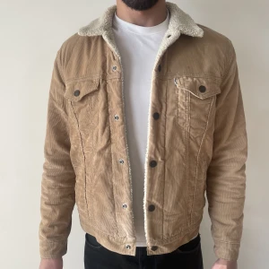 Levis jacka  - Fodrad beige Levis jacka i Manchestertyg, jackan är som sagt fodrad och passar perfekt till höstens väder. Plagget är i storlek M